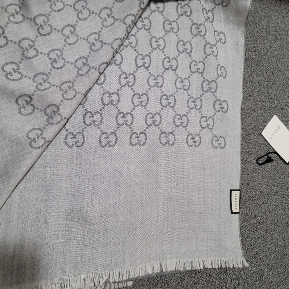 Gucci GG double sided scarf - Picture 5 of 8